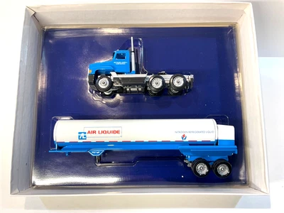 Air Liquide Freightliner with Cryogenic Tanker 1998 Winross 1/64th Scale Truck - Image 1 of 4