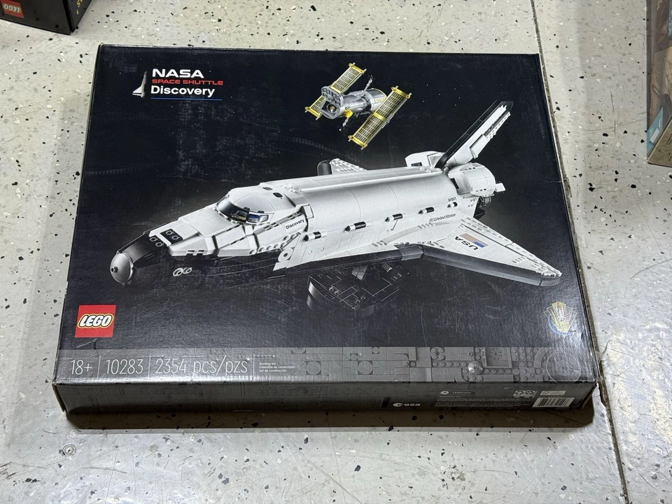 LEGO Icons: NASA Space Shuttle Discovery (10283) - Image 1 of 2