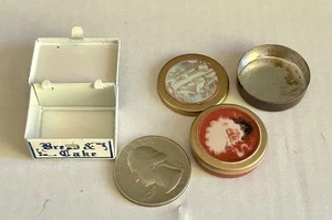 Latas de pan y caramelo miniatura vintage para casa de muñecas a escala 1:12 - Imagen 1 de 4