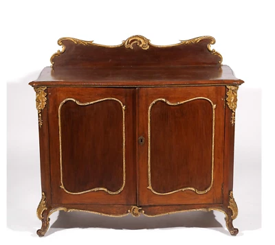 Antiguo aparador francés estilo Luis XV tallado en nogal de dos puertas  Foto 1 de 4