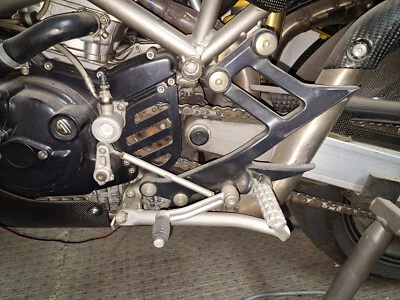 Soportes de montaje de clavija izquierda derecha Ducati 82410231A 82410241A monstruo modificado Foto 1 de 4