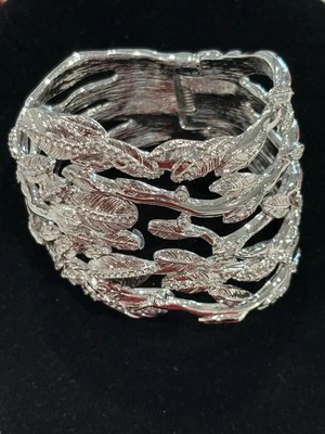 Preciosa pulsera bisagra Rachel Zoe enorme tono plateado y pedrería patrón de hojas Foto 1 de 4