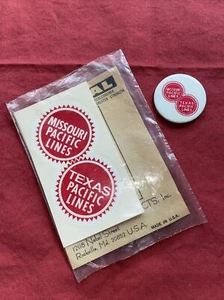 decalcomania ferrovia missouri pacific texas line (nuova in confezione), spilla pulsante - Foto 1 di 6