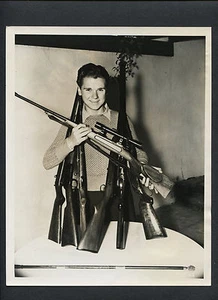 JACKIE COOPER CON SU COLECCIÓN DE ARMAS - 1938 PUBLICIDAD SINCERA - ESA CIERTA EDAD - Imagen 1 de 2
