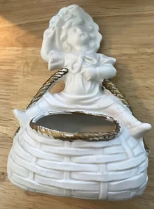 Soporte de fósforo vintage bisque niña oro blanco, sombrero cesta flores rizos - Imagen 1 de 5