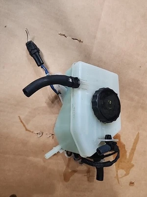 07-12; Tanque de depósito de cilindro maestro de freno Lexus LS460 LS600L con botella de tapa OEM Foto 1 de 4