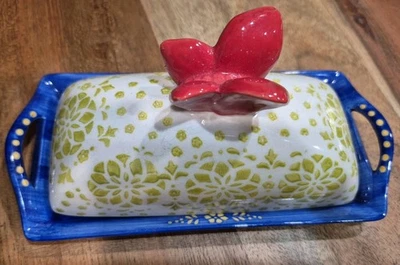 Plato y tapa de mantequilla de gres pintado a mano Pier 1 rojo mariposa estampado verde lima Foto 1 de 4