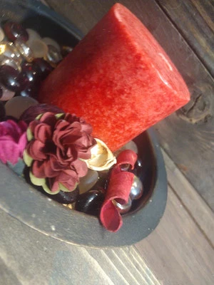 Vela de pilar rojo de 3 pulgadas en placa con borde de metal con piedras y flores secas de imitación Foto 1 de 4