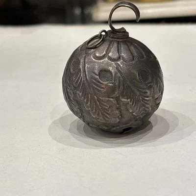 ancien hochet grelot en argent massif epoque XIXe a decor de feuillage - Photo 1/3