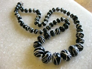 Vintage 24 Zoll Halskette abgestuft Kunststoff oder Acryl schwarze Perlen beträufelt mit weiß - Bild 1 von 6