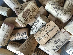 35 corchos de vino usados mixtos para elaboración. Ordenado a mano y embalado a mano en el Reino Unido - Imagen 1 de 11