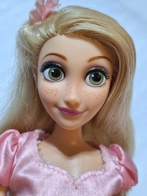 Muñeca Posable Articulada Rapunzel de Tangled Princess Story Disney Store Foto 1 de 4