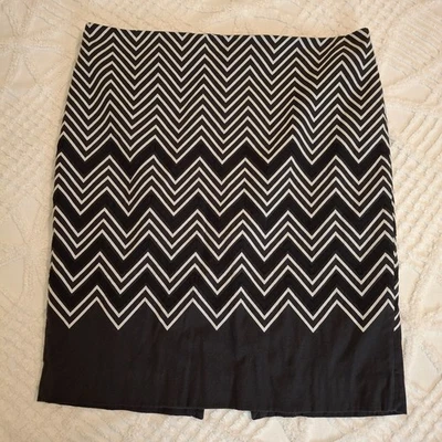 Falda Casa Blanca Mercado Negro Talla 14 Negra con Patrón Chevron Blanco Cremallera Trasera Foto 1 de 4