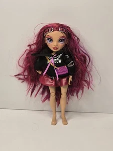 Rainbow High MILA BERRYMORE 1 1" Bambola Capelli Rosso Borgogna "Outfit Non Originale" - Foto 1 di 3