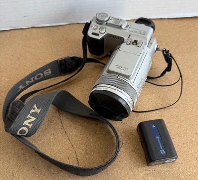 Sony Cyber-shot DSC-F717 Digital Camera 5 MP Carl Zeiss Lens — Tested Works - Image 1 of 4