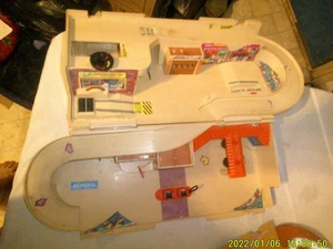 2 VINTAGE DIVERSE HOTWHEELS PLASTICA CITY FOLD - OUTS - Foto 1 di 13