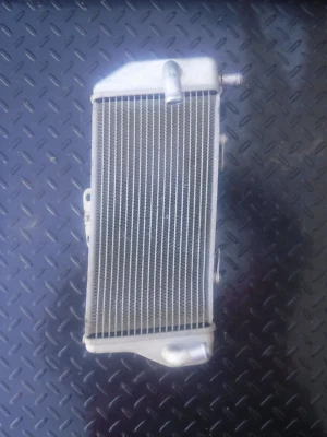 2007 YAMAHA YZ250F LEFT NON- FILL RADIATOR YZ 250F 06 07 08 09 - Image 1 of 4