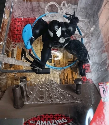 Костюм симбиота The Amazing Spider-Man #300 масштаб 1:6 McFarlane Toys! Плохая коробка! - Изображение 1 из 4