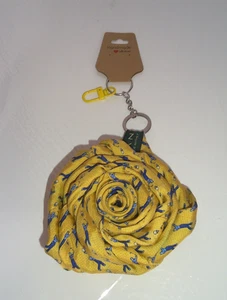 Upcycling Krawatte Rosette Schlüsselanhänger Handtasche Anhänger Handarbeit gelb blau Golfer Accessoire - Bild 1 von 3