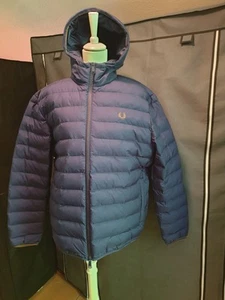 Fred Perry Steppjacke mit Label-Stitching in marine - Bild 1 von 13