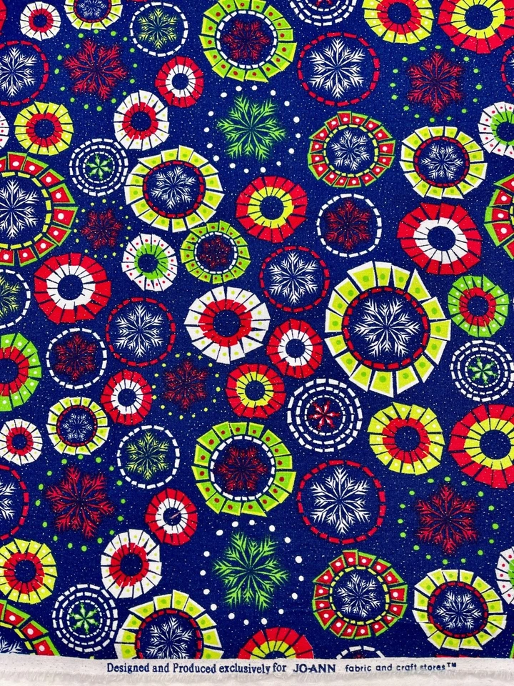 Tela exclusiva de JoAnn - Copos de nieve brillantes en azul marino - Brillo plateado - 1,75 yardas Foto 1 de 1