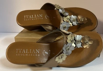 Zapateros italianos: sandalias de cuña de tanga, flores de aspecto metálico talla 7 Foto 1 de 4