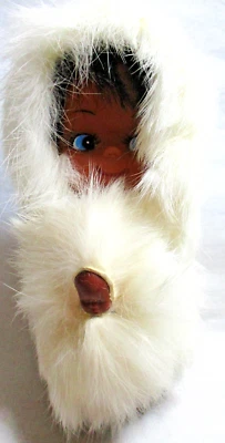 MUÑECA ESQUIMAL CARA DE GOMA DE COLECCIÓN SOSTENIENDO PAPOOSE, USANDO PIEL DE CONEJO REAL Foto 1 de 3