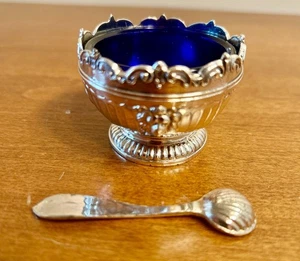 Corbell & Co 1.5" Plato de Plata Abierto Salero Revestimiento de Vidrio Azul Cobalto con Cuchara - Imagen 1 de 7