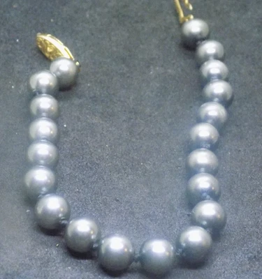 Pulsera de cuentas de perlas de plástico negro de colección con herrajes en tono dorado 7,5" (522) Foto 1 de 3