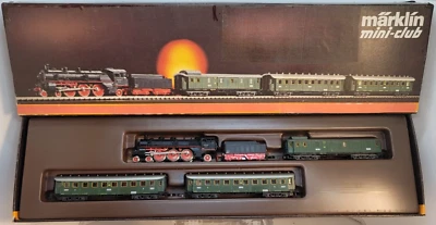 Z Marklin 8100 BR 18 Locomotive & 3-Car Passenger Set (tested) #1 - Image 1 of 4