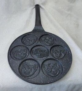 Sartén antiadherente para panqueques de fondo plano con caras de caracatura de bingo Bliltz 7 agujeros - Imagen 1 de 7