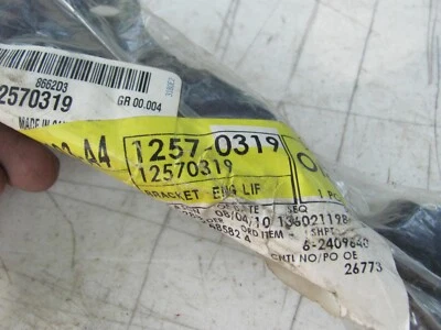 NOS GM 12570319 Front Engine Lift Bracket 1997-07 Buick Chevy Olds Pontiac Satur - Image 1 of 4