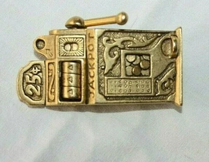  Broche AJC Pin Tono Dorado Jackpot Máquina Tragamonedas Casino 3D - Imagen 1 de 4