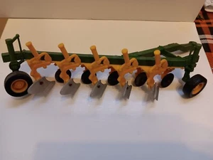 John Deere 5 Bottom Green & Yellow Moldboard Plow 1987 1/16 Scale by New Bright - Picture 1 of 4