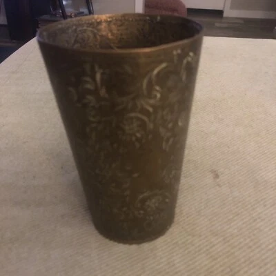 Copo islâmico antigo de latão padrão floral finamente esculpido - Imagem 1 de 4