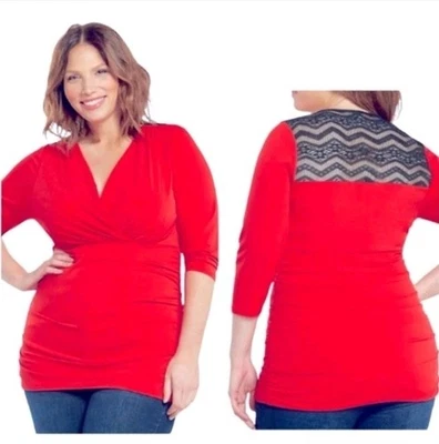 Blusa TORRID Fruncida Top Roja Cuello en V Negra Encaje Espalda Ceñida Talla Grande 1X (14-16) Foto 1 de 4