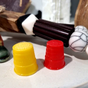 2 Collectible Plastic Sydney Precision PTY Vintage Thimbles Red/Yellow no. 1 & 2 - Bild 1 von 10