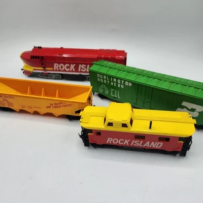 4 Vtg HO scale TYCO Rock Island Shark Nose Diesel Locomotive, Caboose, Box Car + - Image 1 of 4