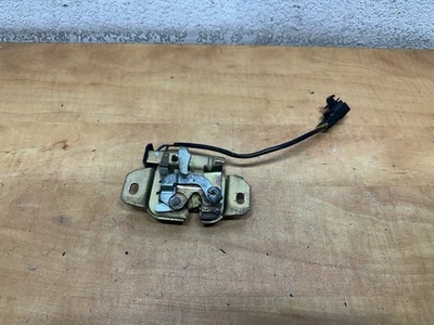 Conjunto de pestillo de escotilla de maletero trasero 91-99 Mitsubishi 3000GT VR4 OEM Foto 1 de 4