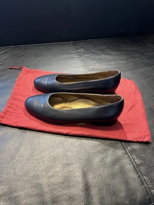 Zapatos de salón Valleverde Monica F para mujer de tacón bajo de cuero azul marino Reino Unido 4 vintage Foto 1 de 4