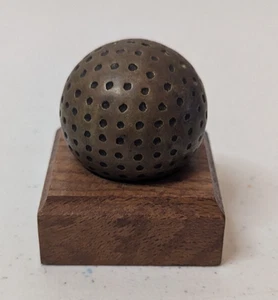 Vintage Messing Golfball Briefbeschwerer auf Holzsockel Sportventilator 2" breit - Bild 1 von 5