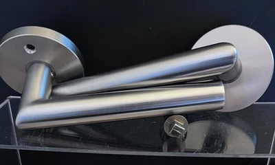 Juego de palancas de puerta de paso para zurdos Emtek 5109STUUS15LH Stuttgart con disco rosa, SN Foto 1 de 4