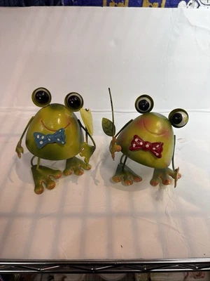 Juego de 2 estatuillas de rana de metal con pajaritas decoración de jardín caprichoso lindo Foto 1 de 4
