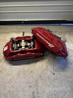 Juego de pinzas de freno delanteras izquierda + derecha roja Dodge Hornet RT Plus Brembo 2025 Foto 1 de 4
