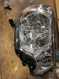 Toyota Tacoma 2012-15 Right And Left Headlights Toto12  - Picture 1 of 9