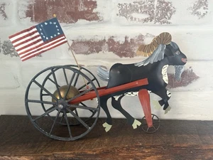 Mary & Dawson Gillaspy Volkskunst Metall Pferd & Kutsche Glocke dingt Räder Rolle USA - Bild 1 von 13