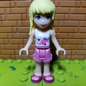 Lego Minifigure Friends FRND0102 Stephanie Dark Pink Shorts 41092 Stephanie's Pi - Picture 1 of 2