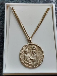 Collana con ciondolo Madonna e Bambino tono oro Italia vintage Vergine Maria Cattolica - Foto 1 di 4