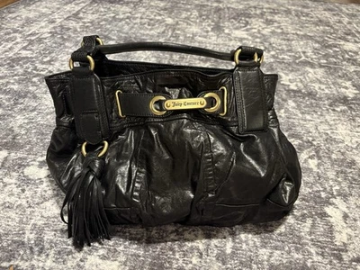 BOLSO DE MANO DE HOMBRO JUICY COUTURE CON CINTURÓN CUERO NEGRO BORLA LOGOTIPO DORADO Foto 1 de 4