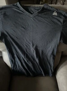 Reebok schwarzes T-Shirt mit V-Ausschnitt Größe Erwachsene Small - Bild 1 von 4
